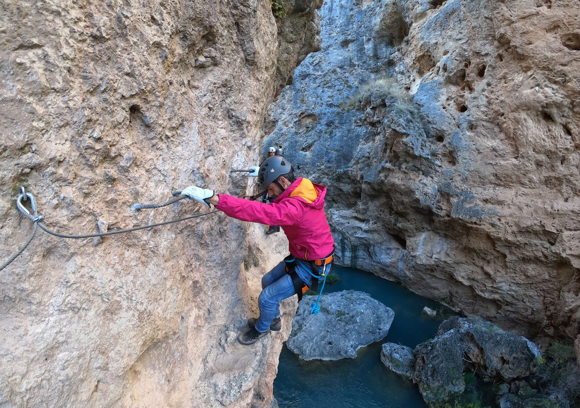 Hacer vía Ferrata en el Ventano del Diablo oficial, visitas guiadas Vía Ferrata en el Ventano del Diablo, tours guiados Vía Ferrata en el Ventano del Diablo, excursión con guía monitor especialiste experto profesional oficial Vía Ferrata en el Ventano del Diablo cuenca