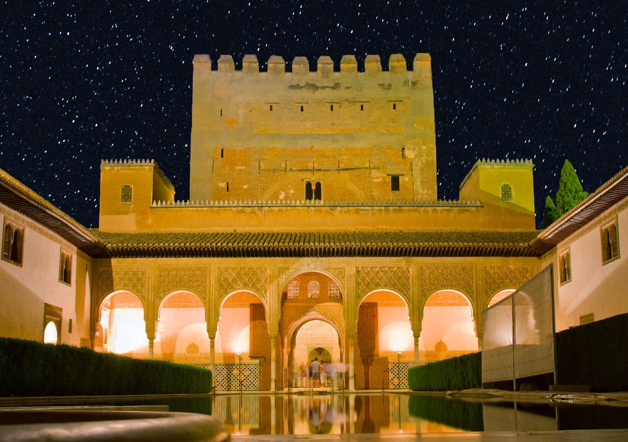 La Magia De Visitar La Alhambra Por La Noche
