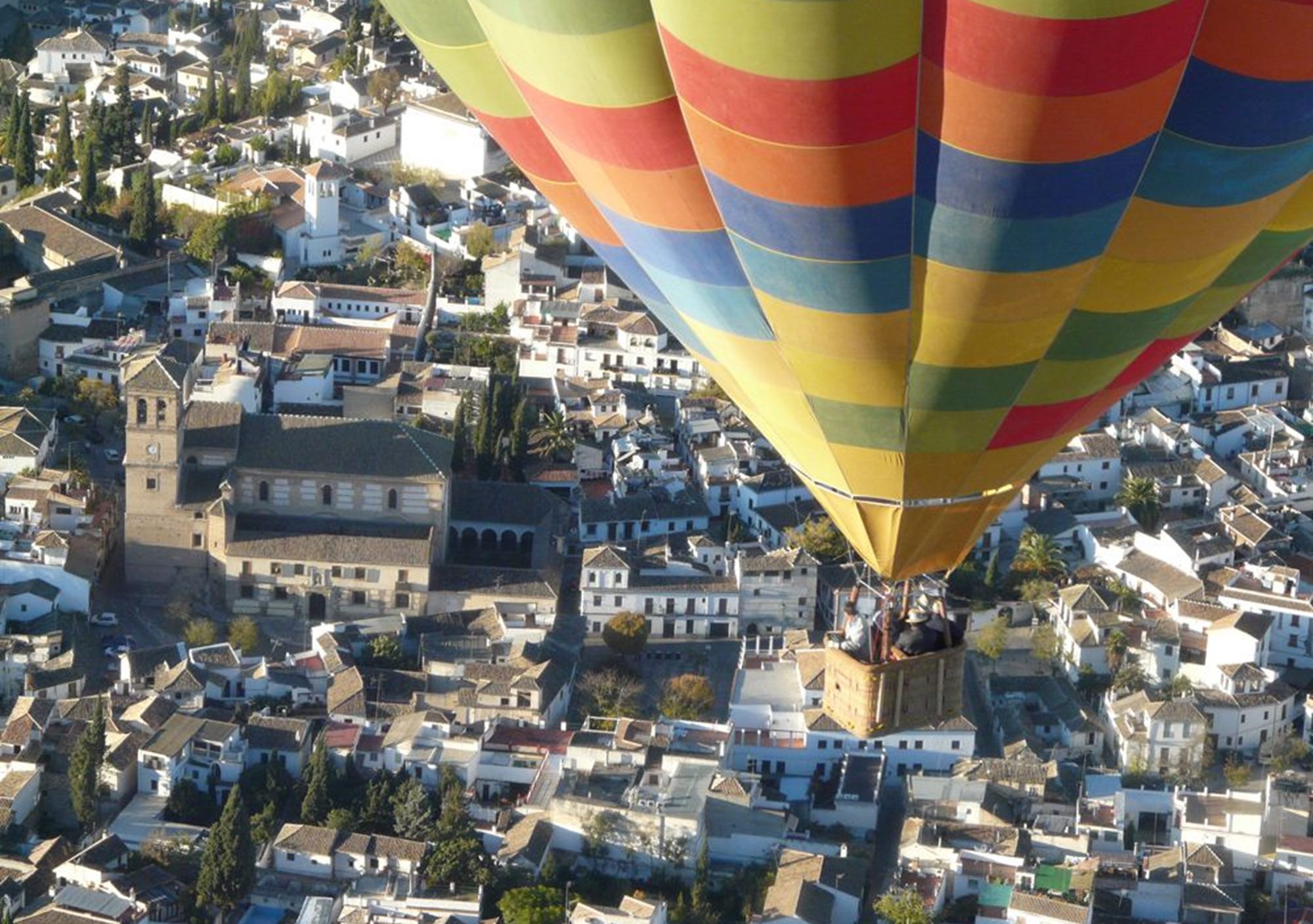 Paseo vuelo viaje montar volar tour excursión en globo aerostático sobre Granada ver la alhambra ciudad de granada desde un globo
