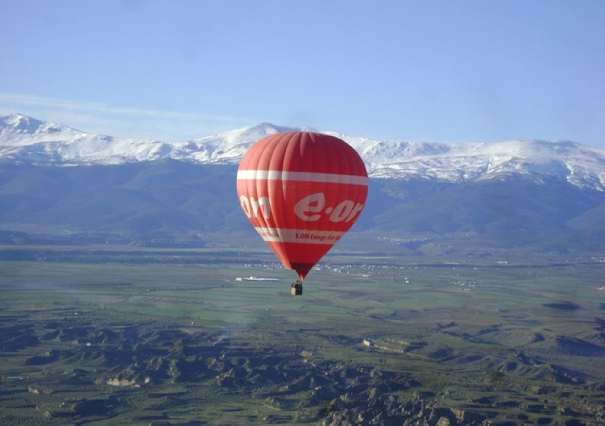 Paseo vuelo viaje montar volar tour excursión en globo aerostático sobre Guadix ver la ciudad de comarca Guadix desde un globo