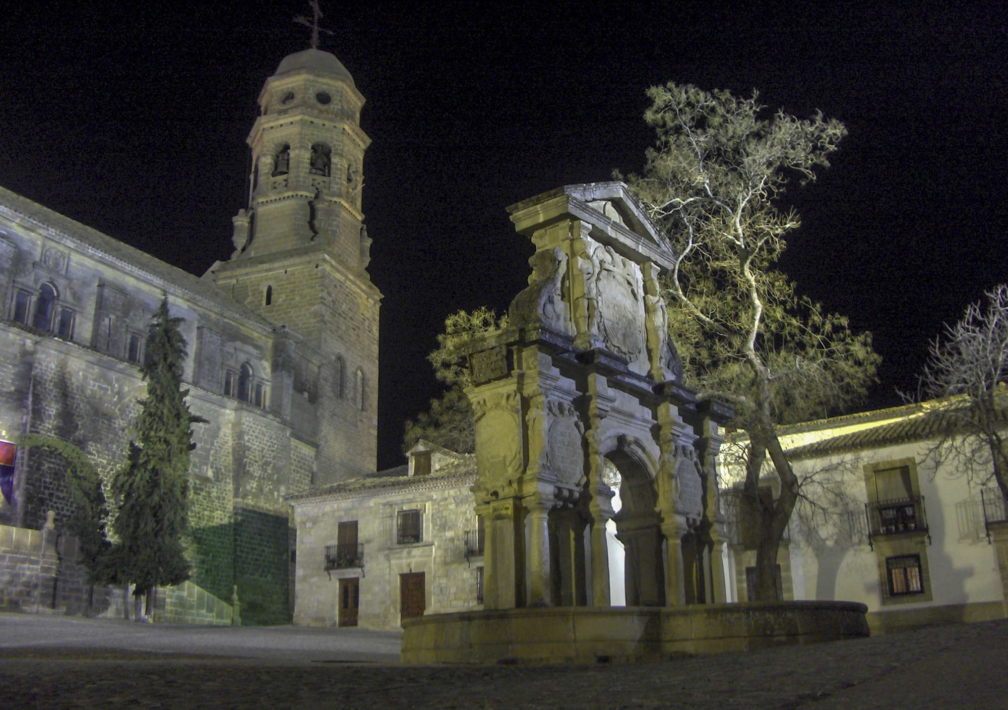 Visitar Baeza con guía de noche, visitas guiadas nocturnas en Baeza, tours guiados nocturnos a Baeza, excursión nocturna por Baeza