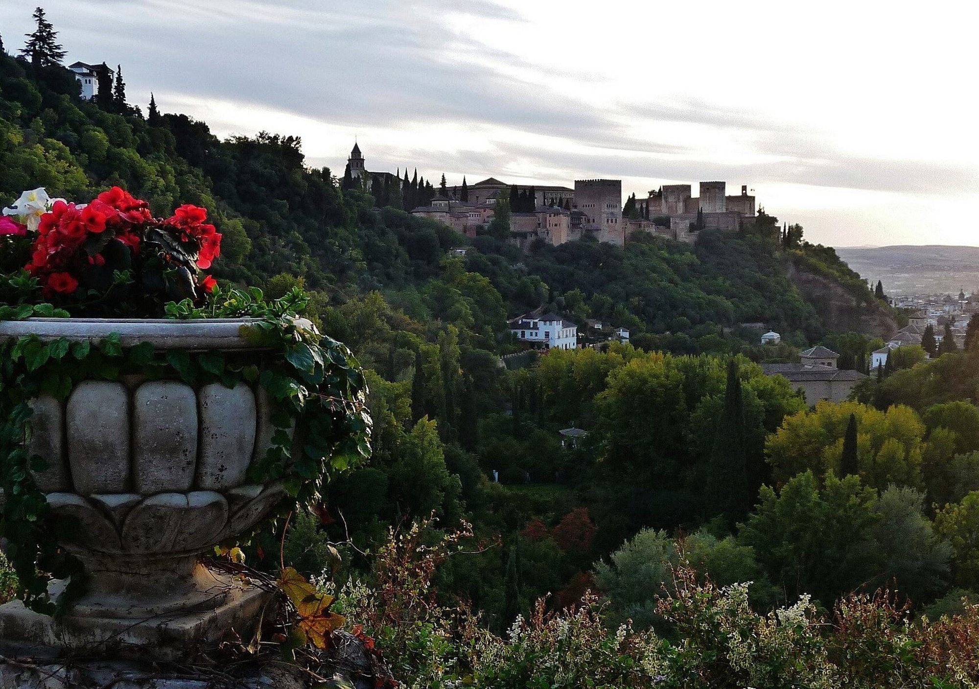 Excursión ruta visita guiada privada tour guiado privado por el barrio de el Albayzín y Sacromonte al atardecer + espectáculo show en cueva flamenca