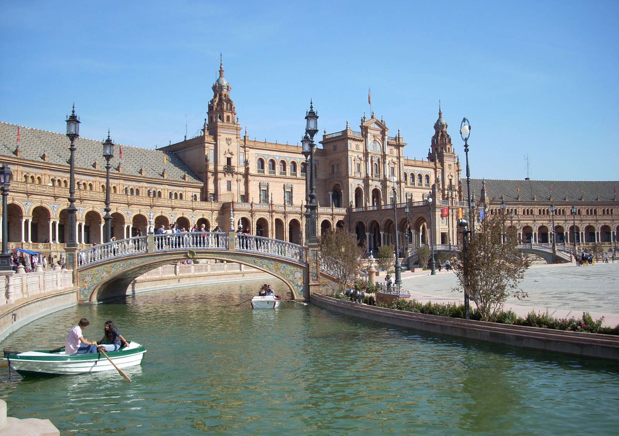 visitar Sevilla desde Granada con guía privado particular y traslados, visita privada y guiada en exclusiva a Sevilla transporte transfer chofer conductor desde Granada